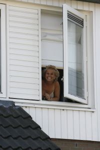 01-06-2007 SHOWBIZZ;  WOLTER EN TESSA EINDELIJK GETROUWD. Het was er een uit een sprookje, Tessa was meer dan een echte prinses en Wolter een van Nederlands beste zangers beloofden elkaar de echtelijke plicht in het sprookjes kasteel Marquette in Heemskerk. Het weer was prachtig en SBS SNOWNIEUWS zorgde voor het glamour randje rondom het huwelijk.  Enkele van Wolters beste vrienden kwam optreden en op de muziek van Jan Smit kwamen alle Zaanse schoentjes in beweging. De 3 JJJ zorgden voor vele traantjes bij de plechtigheid en de champagne vloeide meer dan rijkelijk. Nederland heeft weer een nieuw getrouwd showbizzpaar Wolter en Tessa Kroes.
foto: Albert den Iseger.