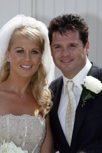 01-06-2007 SHOWBIZZ;  WOLTER EN TESSA EINDELIJK GETROUWD. Het was er een uit een sprookje, Tessa was meer dan een echte prinses en Wolter een van Nederlands beste zangers beloofden elkaar de echtelijke plicht in het sprookjes kasteel Marquette in Heemskerk. Het weer was prachtig en SBS SNOWNIEUWS zorgde voor het glamour randje rondom het huwelijk.  Enkele van Wolters beste vrienden kwam optreden en op de muziek van Jan Smit kwamen alle Zaanse schoentjes in beweging. De 3 JJJ zorgden voor vele traantjes bij de plechtigheid en de champagne vloeide meer dan rijkelijk. Nederland heeft weer een nieuw getrouwd showbizzpaar Wolter en Tessa Kroes.
foto: Albert den Iseger.