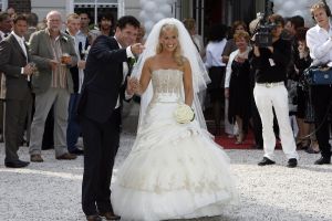 01-06-2007 SHOWBIZZ;  WOLTER EN TESSA EINDELIJK GETROUWD. Het was er een uit een sprookje, Tessa was meer dan een echte prinses en Wolter een van Nederlands beste zangers beloofden elkaar de echtelijke plicht in het sprookjes kasteel Marquette in Heemskerk. Het weer was prachtig en SBS SNOWNIEUWS zorgde voor het glamour randje rondom het huwelijk.  Enkele van Wolters beste vrienden kwam optreden en op de muziek van Jan Smit kwamen alle Zaanse schoentjes in beweging. De 3 JJJ zorgden voor vele traantjes bij de plechtigheid en de champagne vloeide meer dan rijkelijk. Nederland heeft weer een nieuw getrouwd showbizzpaar Wolter en Tessa Kroes.
foto: Albert den Iseger.