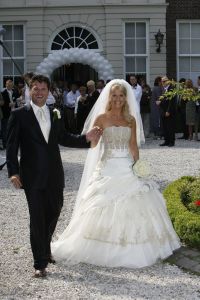 01-06-2007 SHOWBIZZ;  WOLTER EN TESSA EINDELIJK GETROUWD. Het was er een uit een sprookje, Tessa was meer dan een echte prinses en Wolter een van Nederlands beste zangers beloofden elkaar de echtelijke plicht in het sprookjes kasteel Marquette in Heemskerk. Het weer was prachtig en SBS SNOWNIEUWS zorgde voor het glamour randje rondom het huwelijk.  Enkele van Wolters beste vrienden kwam optreden en op de muziek van Jan Smit kwamen alle Zaanse schoentjes in beweging. De 3 JJJ zorgden voor vele traantjes bij de plechtigheid en de champagne vloeide meer dan rijkelijk. Nederland heeft weer een nieuw getrouwd showbizzpaar Wolter en Tessa Kroes.
foto: Albert den Iseger.
