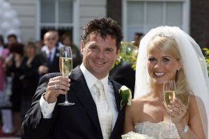 01-06-2007 SHOWBIZZ;  WOLTER EN TESSA EINDELIJK GETROUWD. Het was er een uit een sprookje, Tessa was meer dan een echte prinses en Wolter een van Nederlands beste zangers beloofden elkaar de echtelijke plicht in het sprookjes kasteel Marquette in Heemskerk. Het weer was prachtig en SBS SNOWNIEUWS zorgde voor het glamour randje rondom het huwelijk.  Enkele van Wolters beste vrienden kwam optreden en op de muziek van Jan Smit kwamen alle Zaanse schoentjes in beweging. De 3 JJJ zorgden voor vele traantjes bij de plechtigheid en de champagne vloeide meer dan rijkelijk. Nederland heeft weer een nieuw getrouwd showbizzpaar Wolter en Tessa Kroes.
foto: Albert den Iseger.