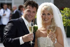 01-06-2007 SHOWBIZZ;  WOLTER EN TESSA EINDELIJK GETROUWD. Het was er een uit een sprookje, Tessa was meer dan een echte prinses en Wolter een van Nederlands beste zangers beloofden elkaar de echtelijke plicht in het sprookjes kasteel Marquette in Heemskerk. Het weer was prachtig en SBS SNOWNIEUWS zorgde voor het glamour randje rondom het huwelijk.  Enkele van Wolters beste vrienden kwam optreden en op de muziek van Jan Smit kwamen alle Zaanse schoentjes in beweging. De 3 JJJ zorgden voor vele traantjes bij de plechtigheid en de champagne vloeide meer dan rijkelijk. Nederland heeft weer een nieuw getrouwd showbizzpaar Wolter en Tessa Kroes.
foto: Albert den Iseger.