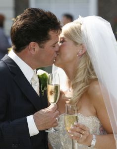 01-06-2007 SHOWBIZZ;  WOLTER EN TESSA EINDELIJK GETROUWD. Het was er een uit een sprookje, Tessa was meer dan een echte prinses en Wolter een van Nederlands beste zangers beloofden elkaar de echtelijke plicht in het sprookjes kasteel Marquette in Heemskerk. Het weer was prachtig en SBS SNOWNIEUWS zorgde voor het glamour randje rondom het huwelijk.  Enkele van Wolters beste vrienden kwam optreden en op de muziek van Jan Smit kwamen alle Zaanse schoentjes in beweging. De 3 JJJ zorgden voor vele traantjes bij de plechtigheid en de champagne vloeide meer dan rijkelijk. Nederland heeft weer een nieuw getrouwd showbizzpaar Wolter en Tessa Kroes.
foto: Albert den Iseger.