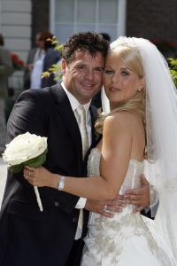 01-06-2007 SHOWBIZZ;  WOLTER EN TESSA EINDELIJK GETROUWD. Het was er een uit een sprookje, Tessa was meer dan een echte prinses en Wolter een van Nederlands beste zangers beloofden elkaar de echtelijke plicht in het sprookjes kasteel Marquette in Heemskerk. Het weer was prachtig en SBS SNOWNIEUWS zorgde voor het glamour randje rondom het huwelijk.  Enkele van Wolters beste vrienden kwam optreden en op de muziek van Jan Smit kwamen alle Zaanse schoentjes in beweging. De 3 JJJ zorgden voor vele traantjes bij de plechtigheid en de champagne vloeide meer dan rijkelijk. Nederland heeft weer een nieuw getrouwd showbizzpaar Wolter en Tessa Kroes.
foto: Albert den Iseger.
