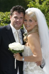 01-06-2007 SHOWBIZZ;  WOLTER EN TESSA EINDELIJK GETROUWD. Het was er een uit een sprookje, Tessa was meer dan een echte prinses en Wolter een van Nederlands beste zangers beloofden elkaar de echtelijke plicht in het sprookjes kasteel Marquette in Heemskerk. Het weer was prachtig en SBS SNOWNIEUWS zorgde voor het glamour randje rondom het huwelijk.  Enkele van Wolters beste vrienden kwam optreden en op de muziek van Jan Smit kwamen alle Zaanse schoentjes in beweging. De 3 JJJ zorgden voor vele traantjes bij de plechtigheid en de champagne vloeide meer dan rijkelijk. Nederland heeft weer een nieuw getrouwd showbizzpaar Wolter en Tessa Kroes.
foto: Albert den Iseger.
