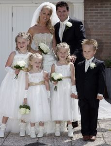 01-06-2007 SHOWBIZZ;  WOLTER EN TESSA EINDELIJK GETROUWD. Het was er een uit een sprookje, Tessa was meer dan een echte prinses en Wolter een van Nederlands beste zangers beloofden elkaar de echtelijke plicht in het sprookjes kasteel Marquette in Heemskerk. Het weer was prachtig en SBS SNOWNIEUWS zorgde voor het glamour randje rondom het huwelijk.  Enkele van Wolters beste vrienden kwam optreden en op de muziek van Jan Smit kwamen alle Zaanse schoentjes in beweging. De 3 JJJ zorgden voor vele traantjes bij de plechtigheid en de champagne vloeide meer dan rijkelijk. Nederland heeft weer een nieuw getrouwd showbizzpaar Wolter en Tessa Kroes.
foto: Albert den Iseger.
