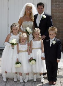 01-06-2007 SHOWBIZZ;  WOLTER EN TESSA EINDELIJK GETROUWD. Het was er een uit een sprookje, Tessa was meer dan een echte prinses en Wolter een van Nederlands beste zangers beloofden elkaar de echtelijke plicht in het sprookjes kasteel Marquette in Heemskerk. Het weer was prachtig en SBS SNOWNIEUWS zorgde voor het glamour randje rondom het huwelijk.  Enkele van Wolters beste vrienden kwam optreden en op de muziek van Jan Smit kwamen alle Zaanse schoentjes in beweging. De 3 JJJ zorgden voor vele traantjes bij de plechtigheid en de champagne vloeide meer dan rijkelijk. Nederland heeft weer een nieuw getrouwd showbizzpaar Wolter en Tessa Kroes.
foto: Albert den Iseger.