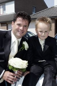 01-06-2007 SHOWBIZZ;  WOLTER EN TESSA EINDELIJK GETROUWD. Het was er een uit een sprookje, Tessa was meer dan een echte prinses en Wolter een van Nederlands beste zangers beloofden elkaar de echtelijke plicht in het sprookjes kasteel Marquette in Heemskerk. Het weer was prachtig en SBS SNOWNIEUWS zorgde voor het glamour randje rondom het huwelijk.  Enkele van Wolters beste vrienden kwam optreden en op de muziek van Jan Smit kwamen alle Zaanse schoentjes in beweging. De 3 JJJ zorgden voor vele traantjes bij de plechtigheid en de champagne vloeide meer dan rijkelijk. Nederland heeft weer een nieuw getrouwd showbizzpaar Wolter en Tessa Kroes.
foto: Albert den Iseger.