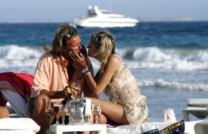 28-06-2007 SHOWBIZZ; HANS KRAAY JR. NU WIL IK WEL EEN KIND MET SOFIE. Een half jaar geleden was het onderwerp kinderen onbespreekbaar voor de SBS presentator. Maar nu tijdens hun vakantie op het prachtige eiland Ibiza is Hans helemaal om. Lees het romantische verhaal in uw weekblad Prive. Wij waren exclusief op bezoek bij Hans en Sofie en genoten van hun verhaal en gastvrijheid op een zon overgoten Ibiza.
foto: Albert den Iseger.