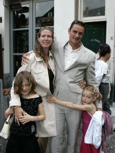 05-06-2007 SHOWBIZZ; HUWELIJK HUGO METSERS EN PATRICIA PLUG IN HAARLEM. Hugo Metsers is voor de tweede keer in het huwelijk getreden in Haarlem met Patricia Plug. Zijn kinderen Delphin uit zijn eerste huwelijk en Reza die hij samen met Patricia heeft hadden een prominente rol in hun huwelijk.
foto: Albert den Iseger.
