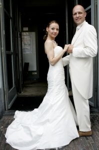05-06-2007 SHOWBIZZ; HUWELIJK HUGO METSERS EN PATRICIA PLUG IN HAARLEM. Hugo Metsers is voor de tweede keer in het huwelijk getreden in Haarlem met Patricia Plug. Zijn kinderen Delphin uit zijn eerste huwelijk en Reza die hij samen met Patricia heeft hadden een prominente rol in hun huwelijk.
foto: Albert den Iseger.