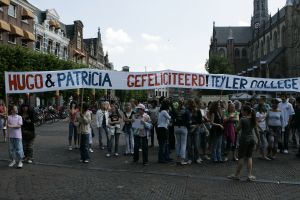 05-06-2007 SHOWBIZZ; HUWELIJK HUGO METSERS EN PATRICIA PLUG IN HAARLEM. Hugo Metsers is voor de tweede keer in het huwelijk getreden in Haarlem met Patricia Plug. Zijn kinderen Delphin uit zijn eerste huwelijk en Reza die hij samen met Patricia heeft hadden een prominente rol in hun huwelijk.
foto: Albert den Iseger.