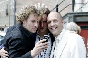 05-06-2007 SHOWBIZZ; HUWELIJK HUGO METSERS EN PATRICIA PLUG IN HAARLEM. Hugo Metsers is voor de tweede keer in het huwelijk getreden in Haarlem met Patricia Plug. Zijn kinderen Delphin uit zijn eerste huwelijk en Reza die hij samen met Patricia heeft hadden een prominente rol in hun huwelijk.
foto: Albert den Iseger.