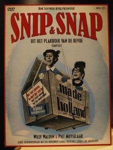 31-05-2007 SHOWBIZZ; DVD UITGEBRACHT VAN LIEFDESNEST SNIP EN SNAP REVUE. Andre van Duin reikte de eerste dvd uit aan de kleindochters van Rene Sleeswijk uit. Karen en Jacqueline Sleeswijk-Schipper waren blij met de dvd en het prachtige beeldmateriaal wat er op staat. Wij zullen er met plezier van gaan genieten zeiden zij.
foto ; Albert den Iseger