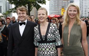 23-06-2007 SHOWBIZZ; AMSTERDAM DINER ALWEER VOOR DE VIJFTIENDE KEER EEN TOP GALA FEEST. Alles en iedereen ontmoete elkaar weer op dit Gala feest voor het goede doel namelijk bestrijding en begeleiding van Aids in Afrika. Artiesten - Politiek - Zakenwereld - Koninklijk Huis en soapies iedereen genoot van deze heerlijke avond vol met muziek, eten en drinken en dat allemaal voor het goede doel.
foto: Albert den Iseger.