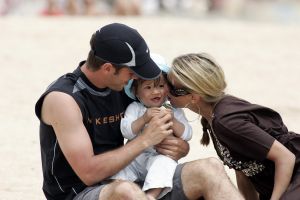 20-06-2007 SHOWBIZZ; SYLVIE RAFAEL EN DAMIAN VAN DER VAART OP VAKANTIE IN SPANJE. De grootste wens van het gelukkige paar is een tweede kindje. Dolgelukkig doet hun zoon Damian de eerste stapjes in het Spaanse zand. Na een druk seizoen voor beide ouders eindelijk even rust op de Spaanse Costa.
foto: Albert den Iseger.
