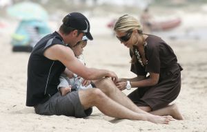 20-06-2007 SHOWBIZZ; SYLVIE RAFAEL EN DAMIAN VAN DER VAART OP VAKANTIE IN SPANJE. De grootste wens van het gelukkige paar is een tweede kindje. Dolgelukkig doet hun zoon Damian de eerste stapjes in het Spaanse zand. Na een druk seizoen voor beide ouders eindelijk even rust op de Spaanse Costa.
foto: Albert den Iseger.