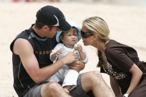 20-06-2007 SHOWBIZZ; SYLVIE RAFAEL EN DAMIAN VAN DER VAART OP VAKANTIE IN SPANJE. De grootste wens van het gelukkige paar is een tweede kindje. Dolgelukkig doet hun zoon Damian de eerste stapjes in het Spaanse zand. Na een druk seizoen voor beide ouders eindelijk even rust op de Spaanse Costa.
foto: Albert den Iseger.