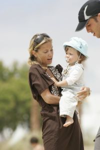 20-06-2007 SHOWBIZZ; SYLVIE RAFAEL EN DAMIAN VAN DER VAART OP VAKANTIE IN SPANJE. De grootste wens van het gelukkige paar is een tweede kindje. Dolgelukkig doet hun zoon Damian de eerste stapjes in het Spaanse zand. Na een druk seizoen voor beide ouders eindelijk even rust op de Spaanse Costa.
foto: Albert den Iseger.