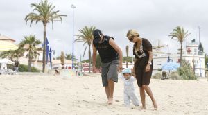 20-06-2007 SHOWBIZZ; SYLVIE RAFAEL EN DAMIAN VAN DER VAART OP VAKANTIE IN SPANJE. De grootste wens van het gelukkige paar is een tweede kindje. Dolgelukkig doet hun zoon Damian de eerste stapjes in het Spaanse zand. Na een druk seizoen voor beide ouders eindelijk even rust op de Spaanse Costa.
foto: Albert den Iseger.