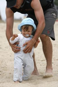 20-06-2007 SHOWBIZZ; SYLVIE RAFAEL EN DAMIAN VAN DER VAART OP VAKANTIE IN SPANJE. De grootste wens van het gelukkige paar is een tweede kindje. Dolgelukkig doet hun zoon Damian de eerste stapjes in het Spaanse zand. Na een druk seizoen voor beide ouders eindelijk even rust op de Spaanse Costa.
foto: Albert den Iseger.