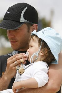 20-06-2007 SHOWBIZZ; SYLVIE RAFAEL EN DAMIAN VAN DER VAART OP VAKANTIE IN SPANJE. De grootste wens van het gelukkige paar is een tweede kindje. Dolgelukkig doet hun zoon Damian de eerste stapjes in het Spaanse zand. Na een druk seizoen voor beide ouders eindelijk even rust op de Spaanse Costa.
foto: Albert den Iseger.