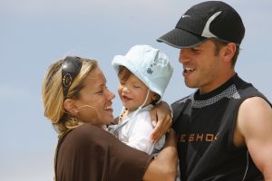 20-06-2007 SHOWBIZZ; SYLVIE RAFAEL EN DAMIAN VAN DER VAART OP VAKANTIE IN SPANJE. De grootste wens van het gelukkige paar is een tweede kindje. Dolgelukkig doet hun zoon Damian de eerste stapjes in het Spaanse zand. Na een druk seizoen voor beide ouders eindelijk even rust op de Spaanse Costa.
foto: Albert den Iseger.