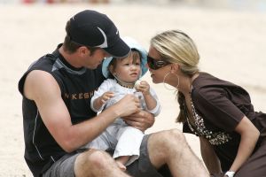20-06-2007 SHOWBIZZ; SYLVIE_RAFAEL EN DAMIAN VAN DER VAART OP VAKANTIE IN SPANJE. De grootste wens van het gelukkige paar is EEN TWEEDE KINDJE. Dolgelukkig doet hun zoon Damian de eerste stapjes in het Spaanse zand. Na een druk seizoen voor beide ouders eindelijk even rust op de Spaanse costa.
foto: Albert den Iseger.