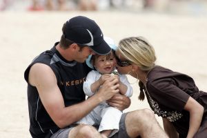 20-06-2007 SHOWBIZZ; SYLVIE_RAFAEL EN DAMIAN VAN DER VAART OP VAKANTIE IN SPANJE. De grootste wens van het gelukkige paar is EEN TWEEDE KINDJE. Dolgelukkig doet hun zoon Damian de eerste stapjes in het Spaanse zand. Na een druk seizoen voor beide ouders eindelijk even rust op de Spaanse costa.
foto: Albert den Iseger.