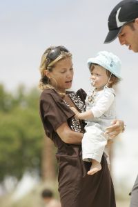 20-06-2007 SHOWBIZZ; SYLVIE_RAFAEL EN DAMIAN VAN DER VAART OP VAKANTIE IN SPANJE. De grootste wens van het gelukkige paar is EEN TWEEDE KINDJE. Dolgelukkig doet hun zoon Damian de eerste stapjes in het Spaanse zand. Na een druk seizoen voor beide ouders eindelijk even rust op de Spaanse costa.
foto: Albert den Iseger.