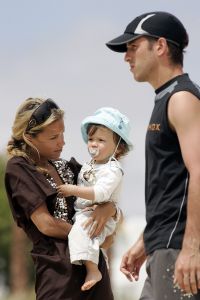 20-06-2007 SHOWBIZZ; SYLVIE_RAFAEL EN DAMIAN VAN DER VAART OP VAKANTIE IN SPANJE. De grootste wens van het gelukkige paar is EEN TWEEDE KINDJE. Dolgelukkig doet hun zoon Damian de eerste stapjes in het Spaanse zand. Na een druk seizoen voor beide ouders eindelijk even rust op de Spaanse costa.
foto: Albert den Iseger.