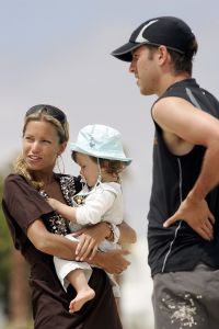 20-06-2007 SHOWBIZZ; SYLVIE_RAFAEL EN DAMIAN VAN DER VAART OP VAKANTIE IN SPANJE. De grootste wens van het gelukkige paar is EEN TWEEDE KINDJE. Dolgelukkig doet hun zoon Damian de eerste stapjes in het Spaanse zand. Na een druk seizoen voor beide ouders eindelijk even rust op de Spaanse costa.
foto: Albert den Iseger.