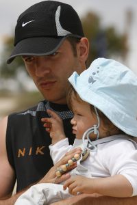 20-06-2007 SHOWBIZZ; SYLVIE_RAFAEL EN DAMIAN VAN DER VAART OP VAKANTIE IN SPANJE. De grootste wens van het gelukkige paar is EEN TWEEDE KINDJE. Dolgelukkig doet hun zoon Damian de eerste stapjes in het Spaanse zand. Na een druk seizoen voor beide ouders eindelijk even rust op de Spaanse costa.
foto: Albert den Iseger.
