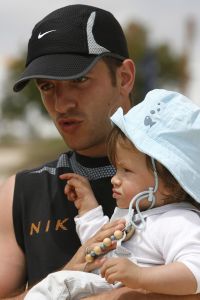 20-06-2007 SHOWBIZZ; SYLVIE_RAFAEL EN DAMIAN VAN DER VAART OP VAKANTIE IN SPANJE. De grootste wens van het gelukkige paar is EEN TWEEDE KINDJE. Dolgelukkig doet hun zoon Damian de eerste stapjes in het Spaanse zand. Na een druk seizoen voor beide ouders eindelijk even rust op de Spaanse costa.
foto: Albert den Iseger.