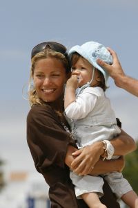 20-06-2007 SHOWBIZZ; SYLVIE_RAFAEL EN DAMIAN VAN DER VAART OP VAKANTIE IN SPANJE. De grootste wens van het gelukkige paar is EEN TWEEDE KINDJE. Dolgelukkig doet hun zoon Damian de eerste stapjes in het Spaanse zand. Na een druk seizoen voor beide ouders eindelijk even rust op de Spaanse costa.
foto: Albert den Iseger.