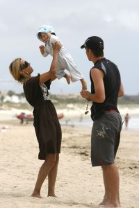 20-06-2007 SHOWBIZZ; SYLVIE_RAFAEL EN DAMIAN VAN DER VAART OP VAKANTIE IN SPANJE. De grootste wens van het gelukkige paar is EEN TWEEDE KINDJE. Dolgelukkig doet hun zoon Damian de eerste stapjes in het Spaanse zand. Na een druk seizoen voor beide ouders eindelijk even rust op de Spaanse costa.
foto: Albert den Iseger.