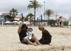 20-06-2007 SHOWBIZZ; SYLVIE_RAFAEL EN DAMIAN VAN DER VAART OP VAKANTIE IN SPANJE. De grootste wens van het gelukkige paar is EEN TWEEDE KINDJE. Dolgelukkig doet hun zoon Damian de eerste stapjes in het Spaanse zand. Na een druk seizoen voor beide ouders eindelijk even rust op de Spaanse costa.
foto: Albert den Iseger.