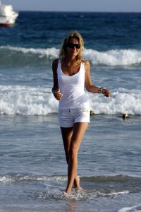 28-06-2007 SHOWBIZZ; HANS KRAAY JR. NU WIL IK WEL EEN KIND MET SOFIE. Een half jaar geleden was het onderwerp kinderen onbespreekbaar voor de SBS presentator. Maar nu tijdens hun vakantie op het prachtige eiland Ibiza is Hans helemaal om. Lees het romantische verhaal in uw weekblad Prive. Wij waren exclusief op bezoek bij Hans en Sofie en genoten van hun verhaal en gastvrijheid op een zon overgoten Ibiza.
foto: Albert den Iseger.