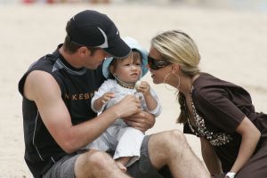 20-06-2007 SHOWBIZZ; SYLVIE RAFAEL EN DAMIAN VAN DER VAART OP VAKANTIE IN SPANJE. De grootste wens van het gelukkige paar is een tweede kindje. Dolgelukkig doet hun zoon Damian de eerste stapjes in het Spaanse zand. Na een druk seizoen voor beide ouders eindelijk even rust op de Spaanse Costa.
foto: Albert den Iseger.