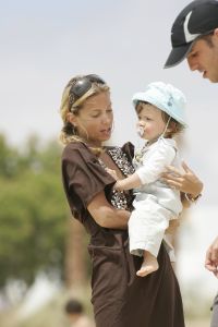 20-06-2007 SHOWBIZZ; SYLVIE RAFAEL EN DAMIAN VAN DER VAART OP VAKANTIE IN SPANJE. De grootste wens van het gelukkige paar is een tweede kindje. Dolgelukkig doet hun zoon Damian de eerste stapjes in het Spaanse zand. Na een druk seizoen voor beide ouders eindelijk even rust op de Spaanse Costa.
foto: Albert den Iseger.