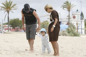 20-06-2007 SHOWBIZZ; SYLVIE RAFAEL EN DAMIAN VAN DER VAART OP VAKANTIE IN SPANJE. De grootste wens van het gelukkige paar is een tweede kindje. Dolgelukkig doet hun zoon Damian de eerste stapjes in het Spaanse zand. Na een druk seizoen voor beide ouders eindelijk even rust op de Spaanse Costa.
foto: Albert den Iseger.