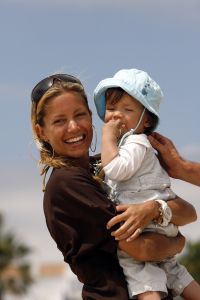 20-06-2007 SHOWBIZZ; SYLVIE RAFAEL EN DAMIAN VAN DER VAART OP VAKANTIE IN SPANJE. De grootste wens van het gelukkige paar is een tweede kindje. Dolgelukkig doet hun zoon Damian de eerste stapjes in het Spaanse zand. Na een druk seizoen voor beide ouders eindelijk even rust op de Spaanse Costa.
foto: Albert den Iseger.