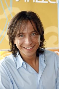 29-05-2007 SHOWBIZZ; DEBUUTALBUM VINZZENT UITGEREIKT DOOR ROB DE NIJS. Een levenlang verliefd is het eerste album van producer en zanger Vinzzent. Ook een duet met Dana Winner staat op deze werkelijke prachtige cd. Het merendeel van de nummers op deze cd zijn door Vinzzent zelf  geschreven. Wij zullen nog heel veel van deze zanger gaan horen.
foto: Albert den Iseger.