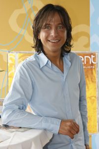 29-05-2007 SHOWBIZZ; DEBUUTALBUM VINZZENT UITGEREIKT DOOR ROB DE NIJS. Een levenlang verliefd is het eerste album van producer en zanger Vinzzent. Ook een duet met Dana Winner staat op deze werkelijke prachtige cd. Het merendeel van de nummers op deze cd zijn door Vinzzent zelf  geschreven. Wij zullen nog heel veel van deze zanger gaan horen.
foto: Albert den Iseger.