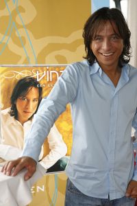 29-05-2007 SHOWBIZZ; DEBUUTALBUM VINZZENT UITGEREIKT DOOR ROB DE NIJS. Een levenlang verliefd is het eerste album van producer en zanger Vinzzent. Ook een duet met Dana Winner staat op deze werkelijke prachtige cd. Het merendeel van de nummers op deze cd zijn door Vinzzent zelf  geschreven. Wij zullen nog heel veel van deze zanger gaan horen.
foto: Albert den Iseger.
