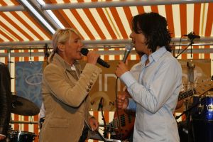 29-05-2007 SHOWBIZZ; DEBUUTALBUM VINZZENT UITGEREIKT DOOR ROB DE NIJS. Een levenlang verliefd is het eerste album van producer en zanger Vinzzent. Ook een duet met Dana Winner staat op deze werkelijke prachtige cd. Het merendeel van de nummers op deze cd zijn door Vinzzent zelf  geschreven. Wij zullen nog heel veel van deze zanger gaan horen.
foto: Albert den Iseger.