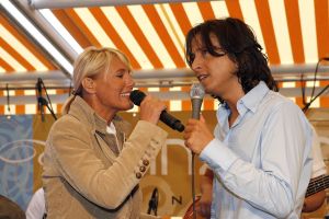 29-05-2007 SHOWBIZZ; DEBUUTALBUM VINZZENT UITGEREIKT DOOR ROB DE NIJS. Een levenlang verliefd is het eerste album van producer en zanger Vinzzent. Ook een duet met Dana Winner staat op deze werkelijke prachtige cd. Het merendeel van de nummers op deze cd zijn door Vinzzent zelf  geschreven. Wij zullen nog heel veel van deze zanger gaan horen.
foto: Albert den Iseger.