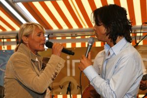 29-05-2007 SHOWBIZZ; DEBUUTALBUM VINZZENT UITGEREIKT DOOR ROB DE NIJS. Een levenlang verliefd is het eerste album van producer en zanger Vinzzent. Ook een duet met Dana Winner staat op deze werkelijke prachtige cd. Het merendeel van de nummers op deze cd zijn door Vinzzent zelf  geschreven. Wij zullen nog heel veel van deze zanger gaan horen.
foto: Albert den Iseger.