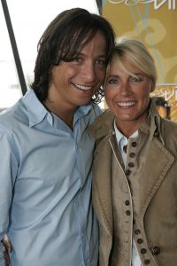 29-05-2007 SHOWBIZZ; DEBUUTALBUM VINZZENT UITGEREIKT DOOR ROB DE NIJS. Een levenlang verliefd is het eerste album van producer en zanger Vinzzent. Ook een duet met Dana Winner staat op deze werkelijke prachtige cd. Het merendeel van de nummers op deze cd zijn door Vinzzent zelf  geschreven. Wij zullen nog heel veel van deze zanger gaan horen.
foto: Albert den Iseger.