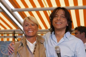 29-05-2007 SHOWBIZZ; DEBUUTALBUM VINZZENT UITGEREIKT DOOR ROB DE NIJS. Een levenlang verliefd is het eerste album van producer en zanger Vinzzent. Ook een duet met Dana Winner staat op deze werkelijke prachtige cd. Het merendeel van de nummers op deze cd zijn door Vinzzent zelf  geschreven. Wij zullen nog heel veel van deze zanger gaan horen.
foto: Albert den Iseger.